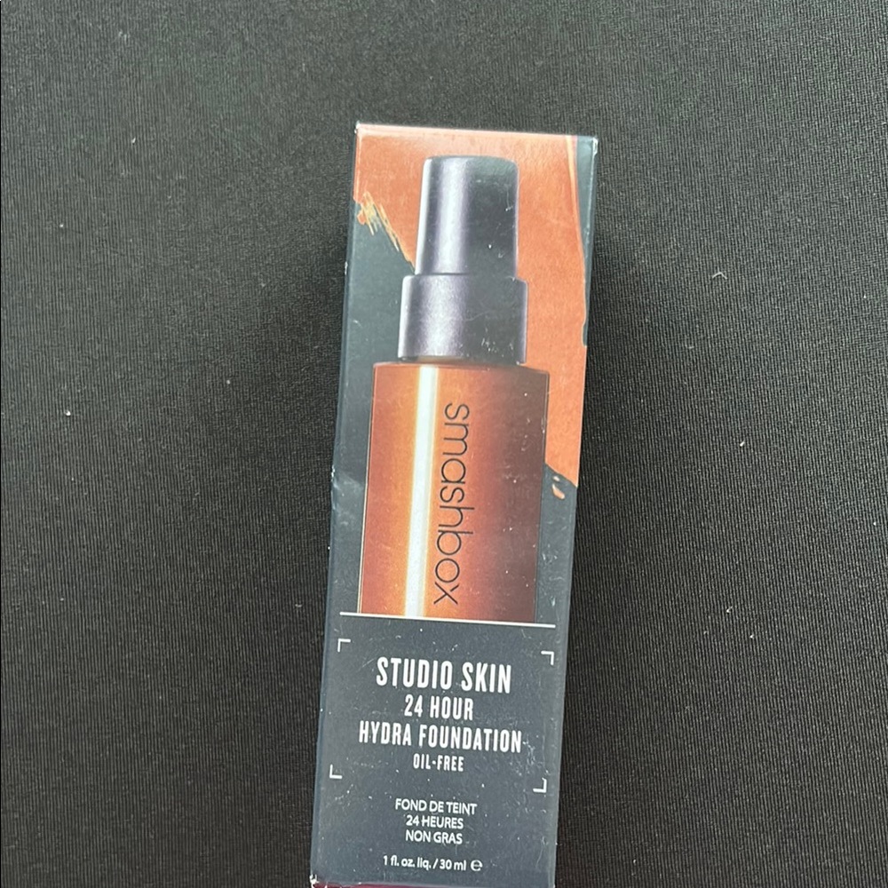 Smashbox Studio Skin 24 Hour Foundation - Red and Black